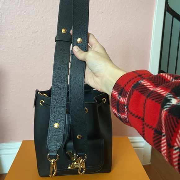 SOLD - BRAND NEW! Authentic Louis Vuitton Lockme Bucket - Picture 9 of 15